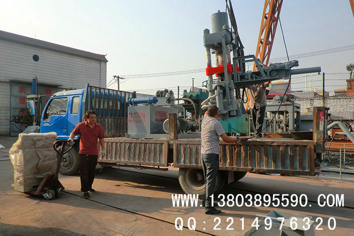 魚餌壓塊機裝車發貨圖